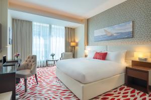 Uma cama ou camas num quarto em Riviera Rayhaan by Rotana Doha