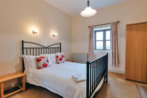 a bedroom with a bed and a window at Finest Retreats - The Park in Onibury