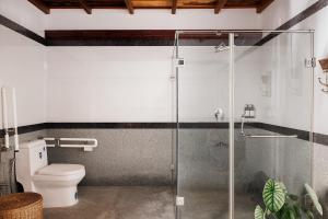 BluSalzz Escapade - Muhamma, Alleppey - Kerala في أليبي: حمام مع دش زجاجي مع مرحاض