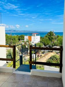 balcón con vistas al océano en La Ventana Apartments Carambullo #8, en La Ventana