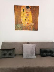 a couch with a painting on the wall behind it at Les lauriers roses in Narbonne