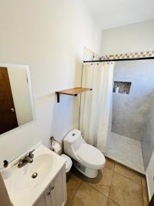y baño con aseo, lavabo y ducha. en La Ventana Apartments Carambullo #8, en La Ventana