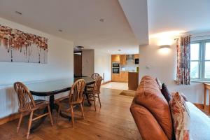 salon z kanapą, stołem i krzesłami w obiekcie Finest Retreats - Norton Cottage w mieście Onibury +13 zdjęć