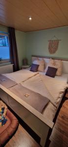 Un pat sau paturi într-o cameră la Ferienwohnung Am Berg