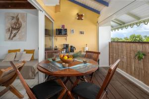 Un televizor și/sau centru de divertisment la Duplex à 1 minute de la plage +17 fotografii