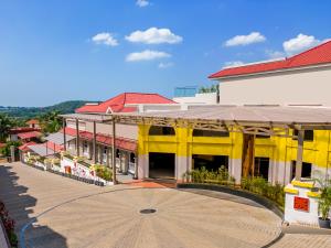 カンドリムにあるAntarim Resortの黄色い屋根の建物の眺め