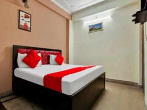 a bedroom with a large bed with red pillows at Hotel O Darshan Palace in New Delhi +16 photos