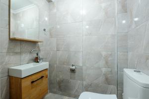 A bathroom at Tranquil Flat with Balcony in Bursa
