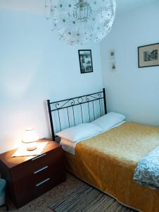 ヴェネツィアにあるTwo Steps from Rialtoのベッドルーム1室(ベッド2台、シャンデリア付)