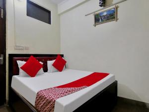 En eller flere senger på et rom på OYO Flagship Hotel Darshan Palace