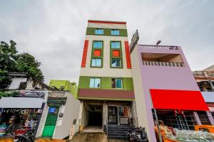 een hoog gebouw met kleurrijke ramen bij OYO Flagship Sree Vishnu Bhavan in Tirupati