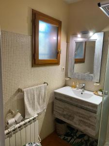 ein Bad mit einem Waschbecken und einem Spiegel in der Unterkunft El Caliu in Barcelona