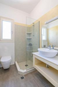 Ένα μπάνιο στο Olive Grove Villa +13 φωτογραφίες