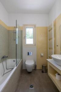 Ένα μπάνιο στο Olive Grove Villa