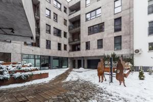 een groot gebouw met sneeuw ervoor bij Warsaw City Apartments Praga in Warschau