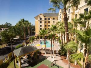 een luchtzicht op een hotel met een zwembad en palmbomen bij staySky Suites I-Drive Orlando Near Universal in Orlando