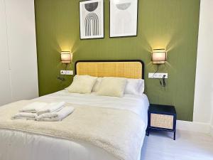um quarto com uma cama com duas toalhas em Elegante hogar en el centro em Vigo