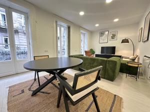 uma sala de estar com uma mesa e um sofá em Elegante hogar en el centro em Vigo