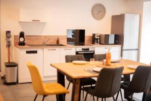 une cuisine avec une table et des chaises dans l'établissement Gîte Manoir de Kerlez, à Briec