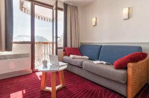 a living room with a couch and a laptop on a table at Résidence Pierre & Vacances Antarès in Avoriaz +26 photos