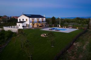 an aerial view of a house with a large yard at Dolce Bacio in Kavran