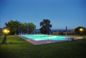 uma piscina num parque à noite em Agriturismo L'Elce em Bolsena