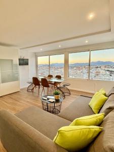 uma sala de estar com um sofá e uma mesa em VistaBonitaHome em Alicante