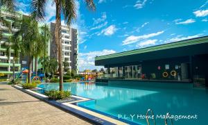 uma piscina num resort com parque infantil em Crystal Cozy Suite PoolView Netflix Waterpark@ Ipoh Station 18 em Ipoh
