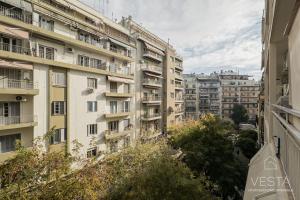 un edificio de apartamentos con balcones en una ciudad en Origami Urban Residence, Vesta Philoxenia, en Tesalónica