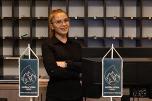 una mujer parada frente a un podio en Hotel Muška voda en Kladanj