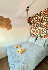 um quarto com uma cama com dois ursinhos de peluche em VistaBonitaHome em Alicante