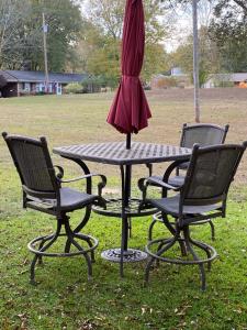 une table avec deux chaises et un parasol dans l'établissement Coombs Manor on the Mountain, à Ripley