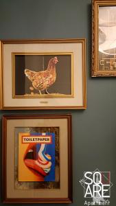 três quadros de uma galinha na parede em MR SQUARE apartment em Catânia