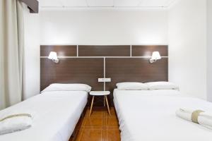 Hotel Sagunto客房内的一张或多张床位