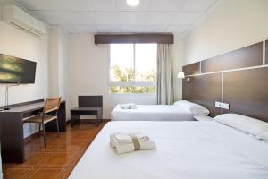 Hotel Sagunto客房内的一张或多张床位