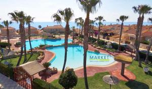 - une vue aérienne sur la piscine d'un complexe de vacances dans l'établissement rentafive Nuevo AA Reformado Piscina, à Gran Alacant