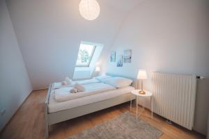 een kleine slaapkamer met een bed en een raam bij Stylish Apartment with breathtaking rooftop views in Wenen