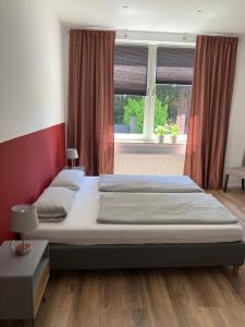 ein Schlafzimmer mit einem großen Bett und einem Fenster in der Unterkunft Haus am Stadttor in Hattingen