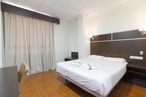 Hotel Sagunto客房内的一张或多张床位