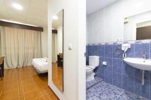 Hotel Sagunto的一间浴室