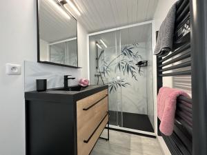 Fotografia z galérie ubytovania Superbe maison de vacances avec piscine chauffée et bain nordique - 8 pers v destinácii Les Sables-dʼOlonne + 29 fotografií