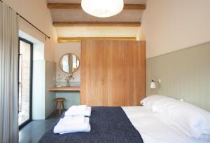 een slaapkamer met een groot bed en handdoeken bij Ladymeade in Dorchester