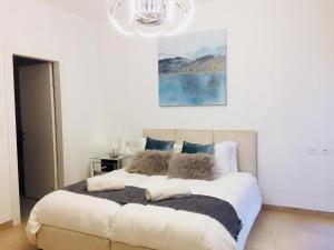 Harav Kuk Royal Suites - Alefimmoed في القدس: غرفة نوم بسرير كبير مع ثريا