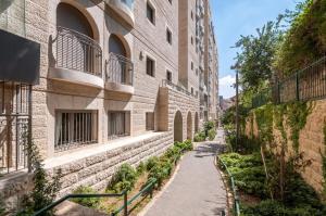 an alleyway between two buildings in a city at Harav Kuk Royal Suites - Alefimmoed in Jerusalem