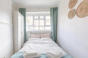 Кровать или кровати в номере Cosy 4BD Flat wPrivate Balcony - Nine Elms!