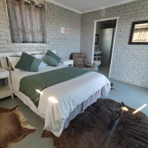 - une chambre avec un grand lit dans l'établissement Osberg Safari's, à Kirkwood