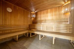 una sauna con bancos de madera en una habitación en Résidence Pierre & Vacances Premium Les Terrasses d'Hélios, en Flaine