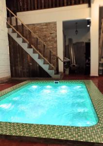 una gran piscina con una escalera en un edificio en Bestow Boutique Hotel, en Kuala Lumpur 104 fotos más