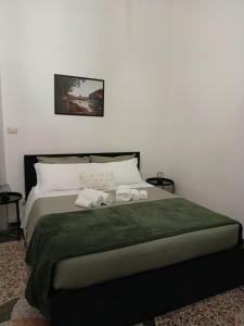 - une chambre avec un lit et 2 serviettes dans l'établissement Rome - Termini House, à Rome