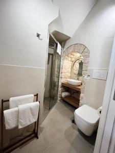 bagno con servizi igienici bianchi e lavandino di La Casetta b & b a Turi